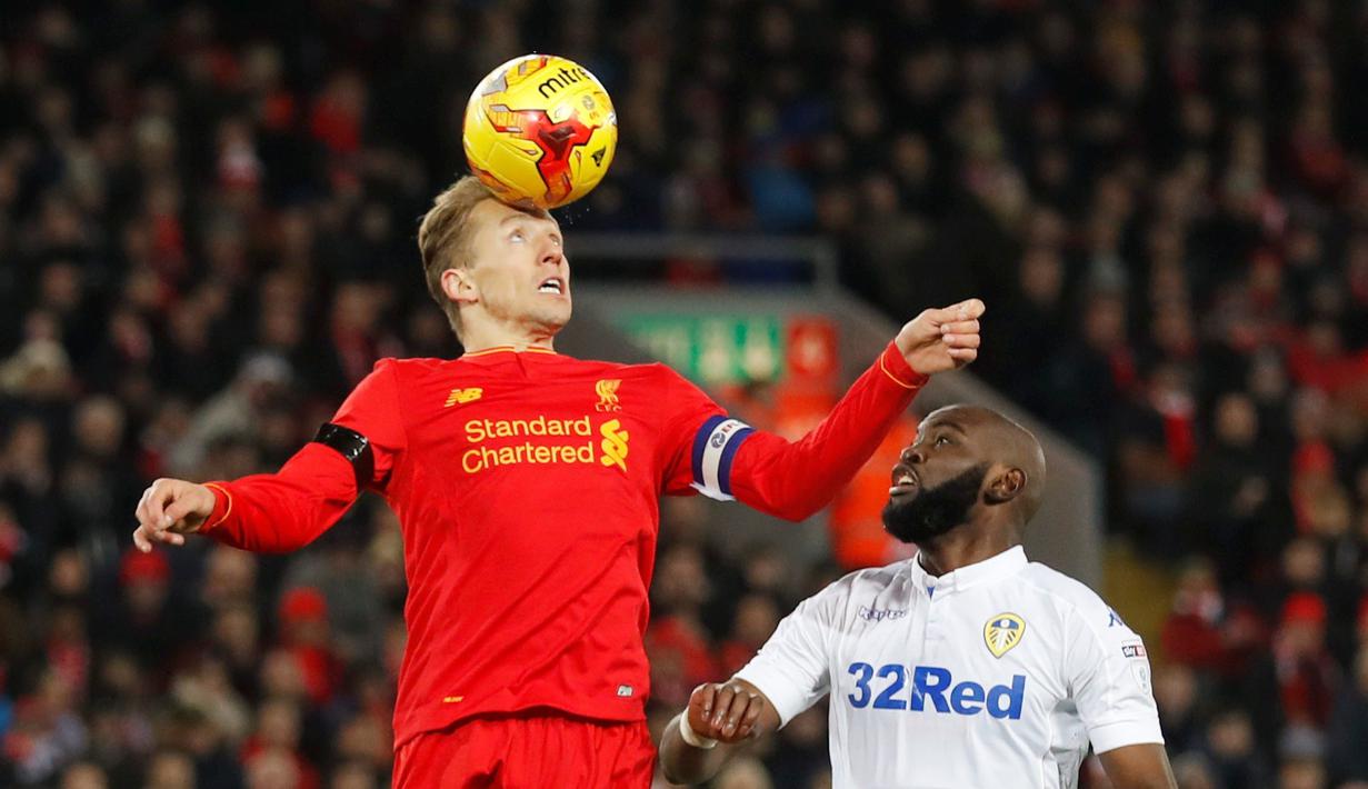 Kapten Liverpool, Lucas Leiva (kiri), berusaha menguasai bola saat melawan Leeds United pada laga perempat final Piala Liga Inggris di Stadion Anfield, Selasa (29/11/2016). (Action Images via Reuters/Carl Recine)