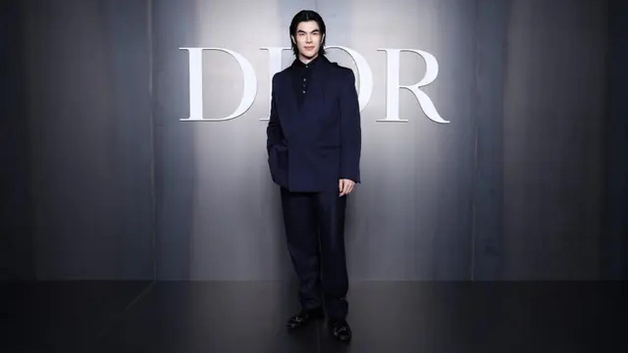 Mile, rekan senegara Apo ini memilih setelan navy yang dipadukan dengan loose pants hitam dan kemeja senada. Kombinasi warna gelap ini membuat penampilannya terlihat gagah dan sophisticated. [Dok/DIOR].