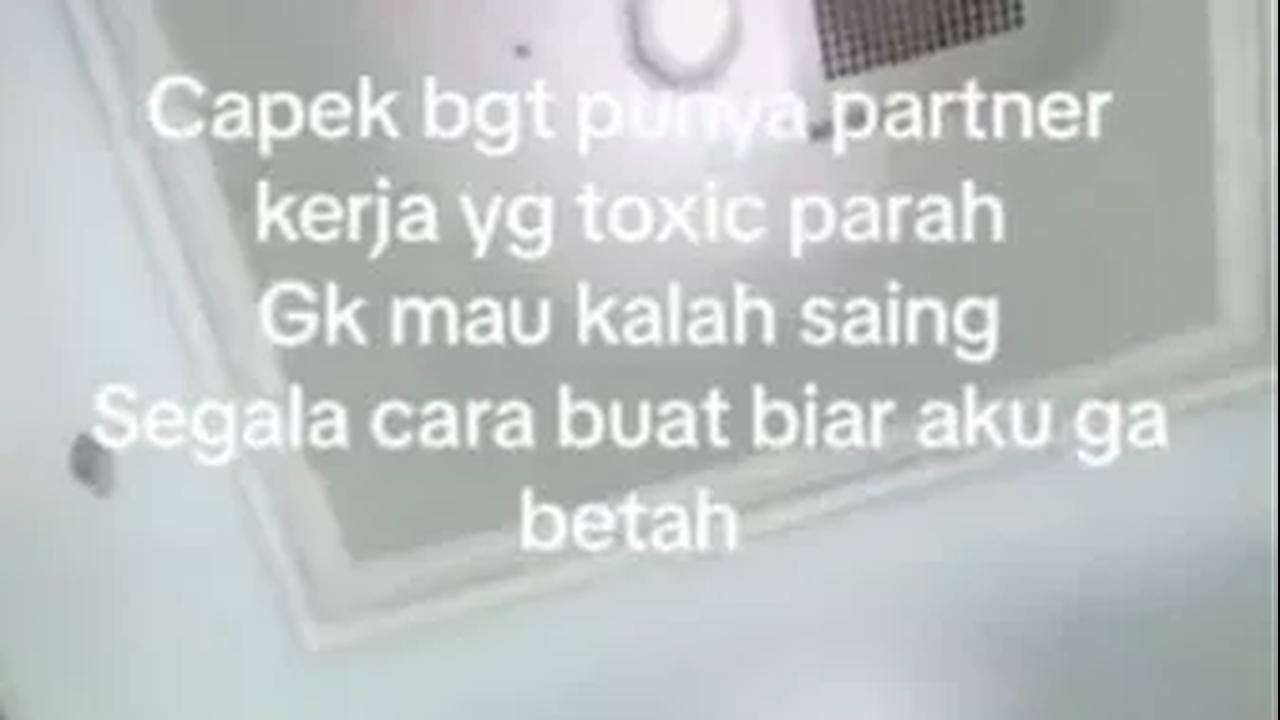 Ia nampaknya begitu menyayangkan, karena seluruh partner kerjanya tidak memiliki sifat saling support. <br>