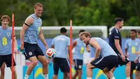 Kapten Timnas Inggris, Harry Kane (kanan), menyundul bola melewati Dan Burn (kedua dari kiri) saat sesi latihan Timnas Inggris di Palm Beach Gardens, Florida, Selasa, 9 Juni 2026, menjelang turnamen Piala Dunia 2026. (AP Photo/Rebecca Blackwell)
