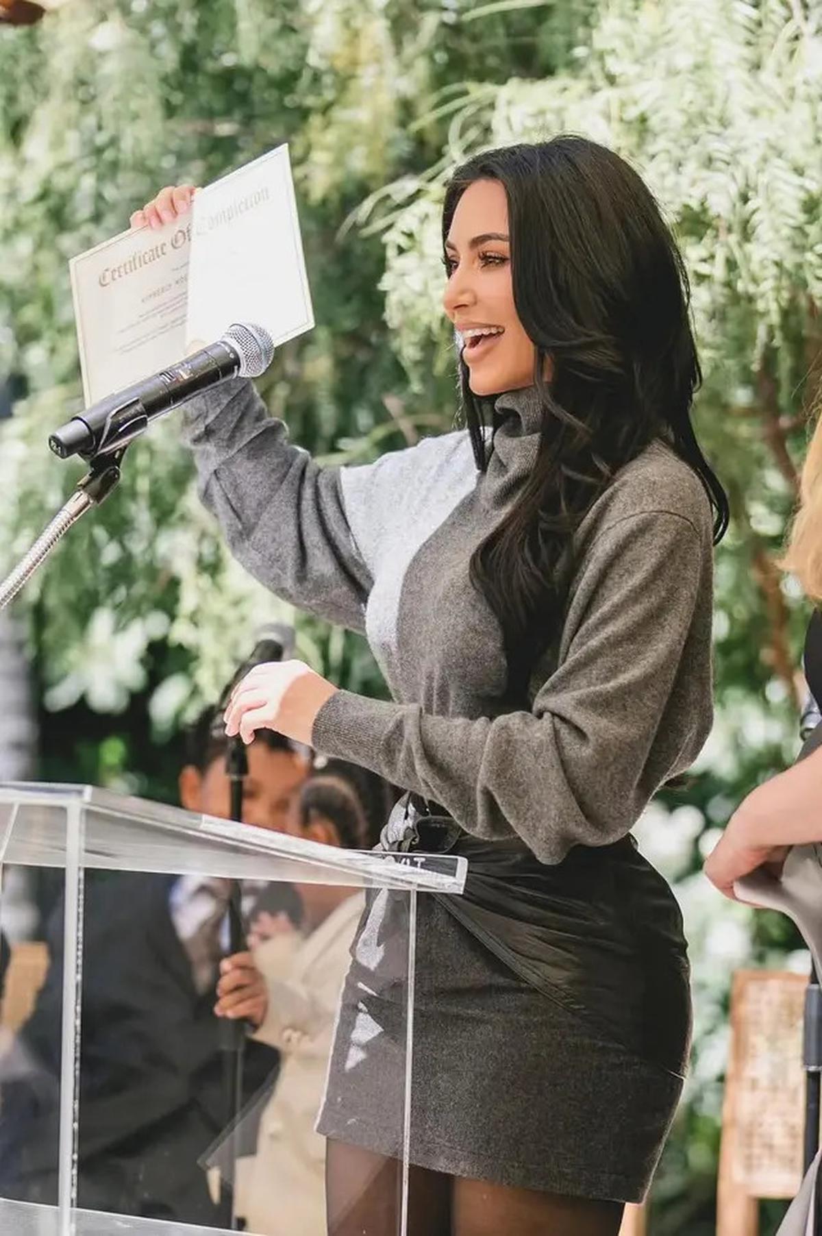 6 Tampilan Kim Kardashian Mengenakan Toga saat Lulus Program Studi Hukum di Usia 44 Tahun