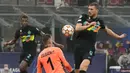 Gol pertama Inter Milan diciptakan oleh Edin Dzeko pada menit ke-34. Berawal dari sepak pojok yang sempat mengenai Vidal, Dzeko yang berdiri bebas sukses melepaskan tendangan voli menjebol gawang Dumitru Celeadnic. Skor 1-0 bertahan hingga babak pertama usai. (AFP/Marco Bertorello)