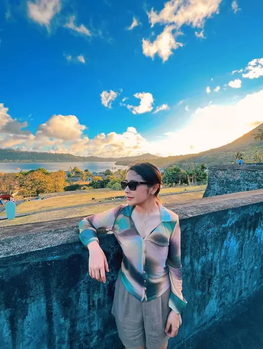 Selain menikmati indahnya perairan di Maluku, Prilly Latuconsina juga mengunjungi berbagai tempat bersejarah. Salah satunya ialah benteng Belgica yang merupakan bangunan bersejerah. Banyak dari potretnya ini ia abadikan dalam media sosial Instagram dan menuai banyak pujian.  (Liputan6.com/IG/@prillylatuconsina96)