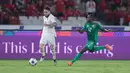 Pada pertandingan tersebut, Verdonk turut membantu Marselino Ferdinan mencetak gol pada menit ke-57. Membangun serangan dari sisi kanan, Calvin Verdonk yang mendapat kawalan ketat pemain Arab Saudi, masih bisa memberikan umpan kepada Marselino. (Bola.com/M Iqbal Ichsan)