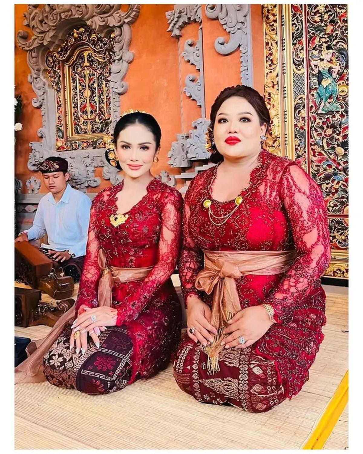 7 Pesona Krisdayanti Kenakan Kebaya Bali Brokat Merah di Nikahan Kakak Sarah Menzel