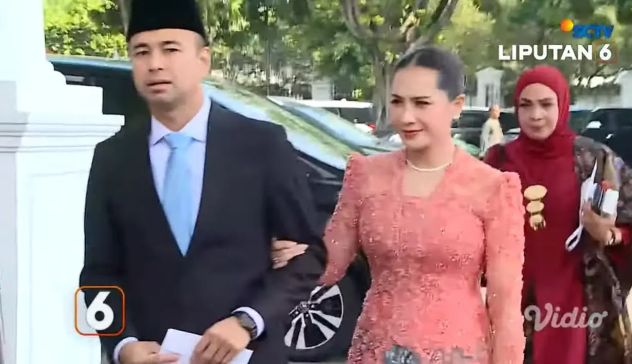 Menindaklanjuti kedatangannya ke rumah kediaman Prabowo Subianto di Kertanegara, Jakarta Selatan pada Selasa (15/10) lalu, Raffi Ahmad rupanya menjadi salah satu artis yang dilantik sebagai utusan khusus presiden. Raffi ditugaskan menjadi Utusan Khusus Presiden Bidang Pembinaan Generasi Muda dan Pekerja Seni. (Liputan6.com/YouTube/Liputan6)