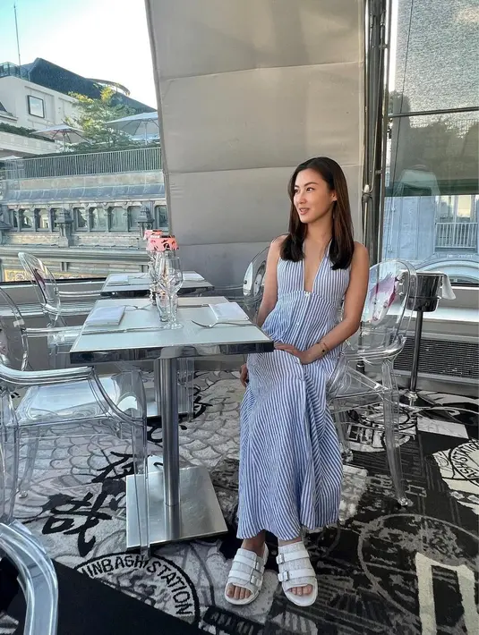 Outfit ala Parisian juga dicoba Karen Vendela dengan maxi dress bermotif stripes yang simple dan stylish (Foto: Instagram @karbearv)