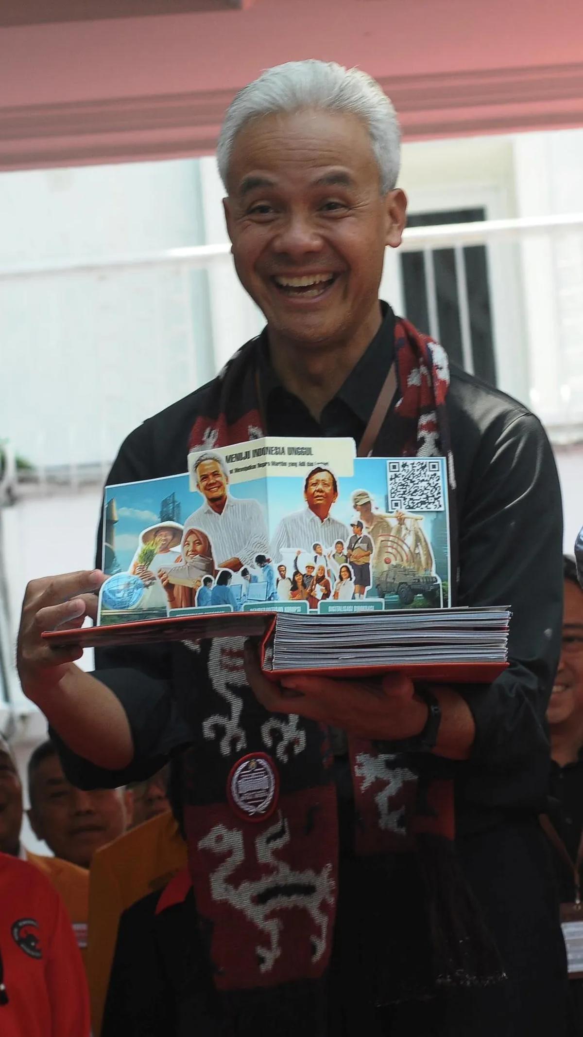 Ganjar juga meminta, KPU sebagai pemegang mandat penyelenggara Pemilu untuk dapat adil dan netral menjadi wasit dalam memberikan pertandingan yang adil.