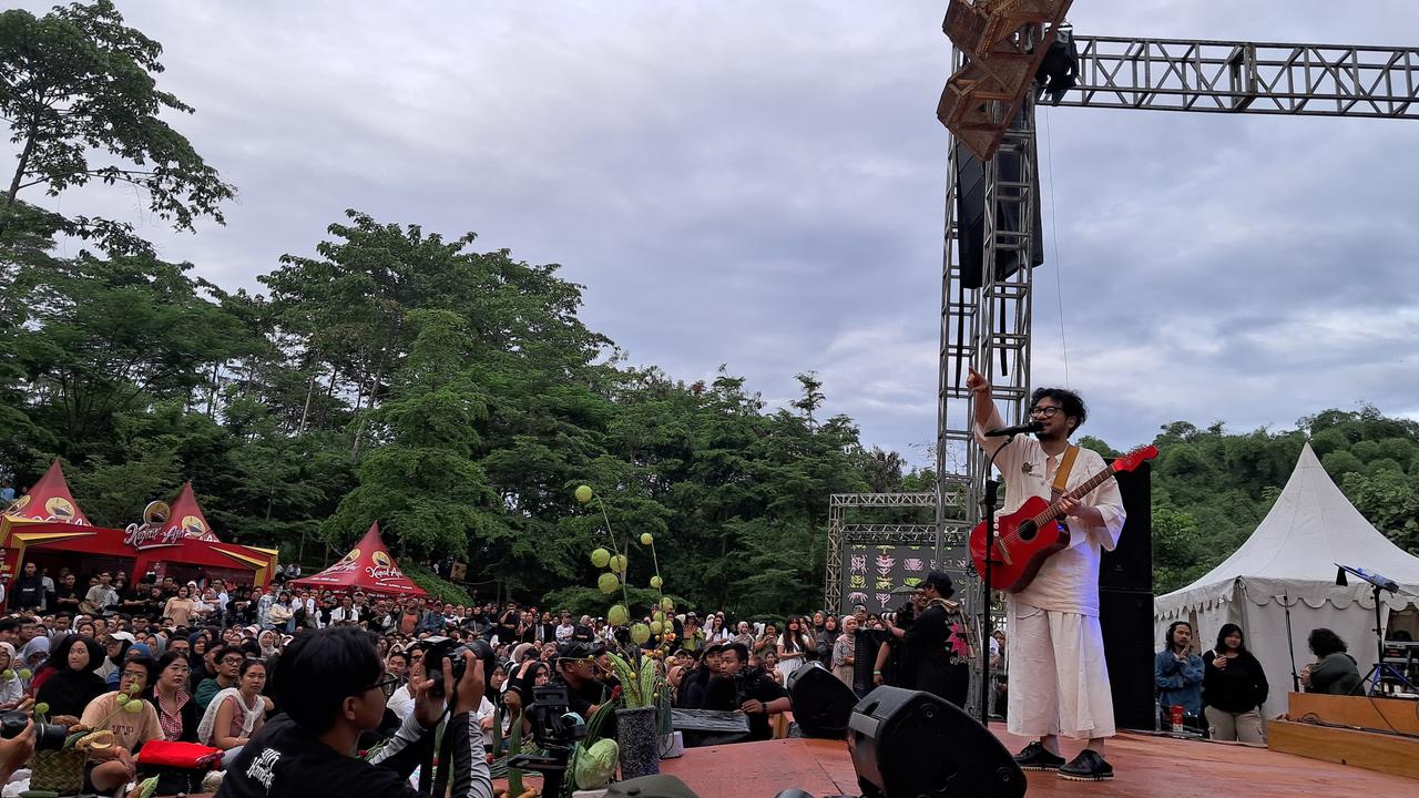 Penuhi Ekspektasi Penonton, Kunto Aji Tebar Energi Positif di Konser Urup 2024