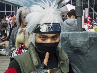 Seorang lelaki berkostum Kakashi dalam anime Naruto di Japan Cultural Institute, Paris, Rabu (2/7/2014) (AFP Photo/FRED DUFOUR) 