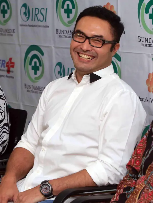 "Waktu melahirkan itu diiringi nyanyi," kata Dr. Ivan. "Di dalam ruangan itu ada musik, dokter juga bernyanyi. Biar santai pas operasi," lanjut Surya Saputra. (Nurwahyunan/Bintang.com)