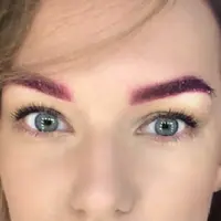 Jika Anda bukan termasuk orang yang berani bermain dengan warna-warna makeup, sebaiknya jangan coba-coba melakukan tren makeup ini. (Foto: iStockphoto)