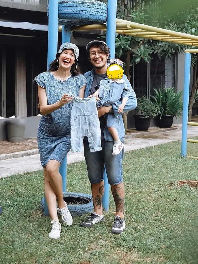 6 Potret Nadine Chandrawinata Umumkan Hamil Anak Kedua di Anniversary Pernikahan