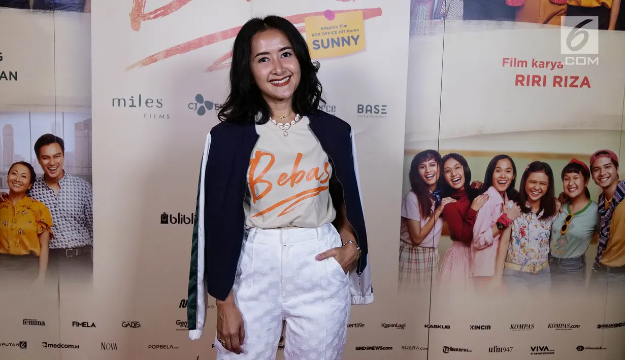 Penyanyi Widi Mulia berpose usai jumpa pers film "bebas", Jakarta, Rabu (18/09/2019). Film "bebas" akan tayang di bioskop pada 3 Oktober 2019, Film ini akan membawa penonton bernostalgia ke masa SMA dengan kisah cinta, pertemanan dan kenakalan-kenakalan remaja saat itu. (Liputan6.com/Herman Zakhria)