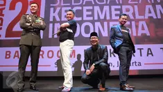 Komandan Batalyon Infanteri Mekanis 203/Arya Kamuning Agus Yudhoyono, Founder FPCI Dino Patti Djalal, Walikota Bandung Ridwan Kamil dan Imam Islamic Center of New York Shamsi Ali berpose di Supermentor-14 di Jakarta (21/8). (Liputan6.com/Angga Yuniar)