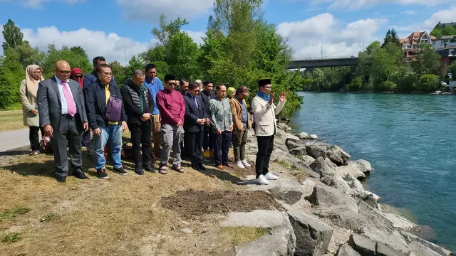 Potret saat Ridwan Kamil dan keluarga lakukan sholat gaib di Sungai Aare, Bern, Swiss sebelum kembali ke Indonesia.