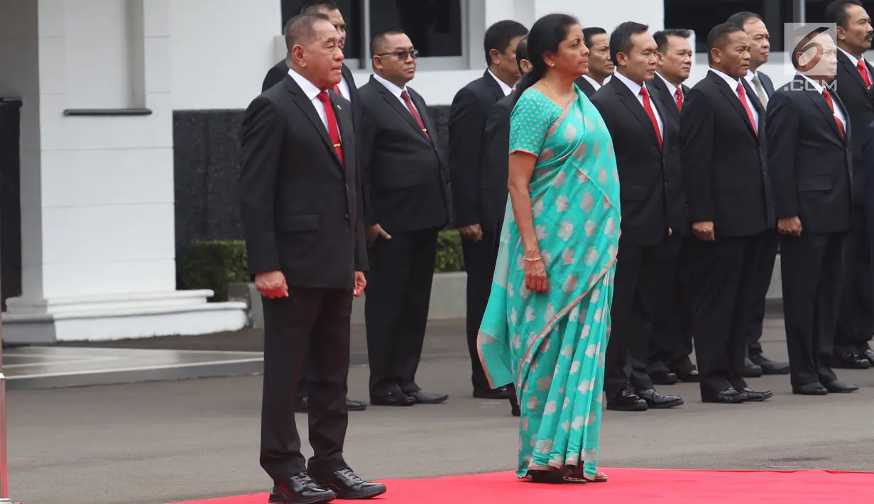 Menteri Pertahanan Ryamizard Ryacudu bersama Menteri Pertahanan India, Nirmala Sitharaman melakukan jajar kehormatan di halaman Kantor Kementerian Pertahanan, Jakarta Pusat, Selasa (23/10). (Lipuann6.com/Angga Yuniar)