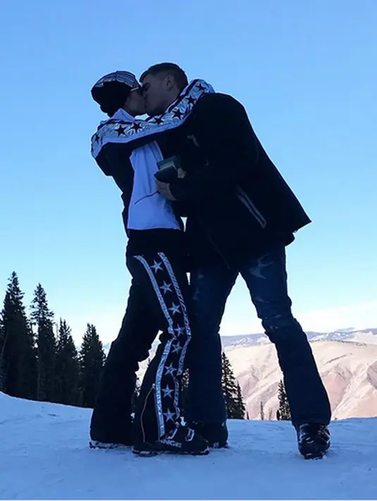 Tidak main-main, aktor itu memberikan cincin berlian 20 karat. Cincin seharga 2 juta dolar As atau sekitar Rp 27 miliar. "Saat paling romantis dalam hidupku!," tulis Paris Hilton dalam video singkat tunangan tersebut. (Instagram/parishilton)