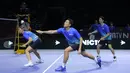 Fajar Alfian (tengah) dari tim Lightning berusaha mengembalikan kok ke arah tim Rockets dalam laga pertama 3v3 Badminton XL 2025 di Istora Senayan, Jakarta, Sabtu (04/10/2025). (Bola.com/Bagaskara Lazuardi)