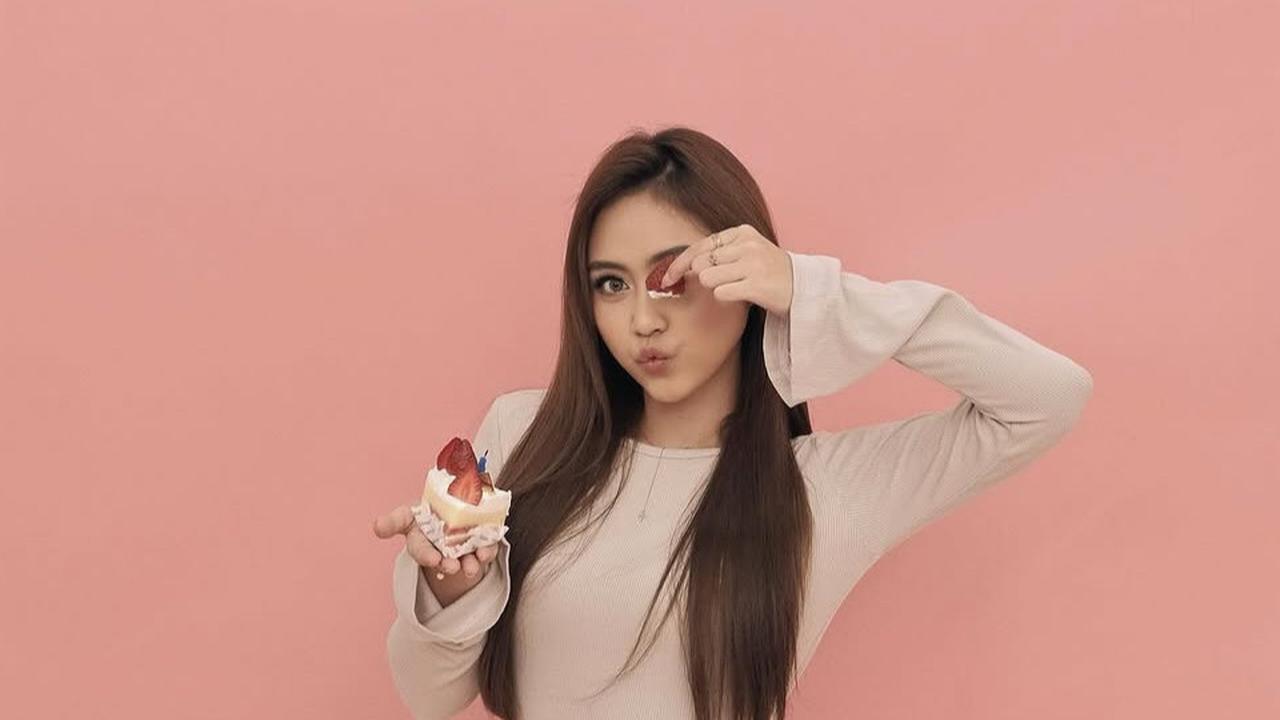 Tampilan Menawan Sisca Saras di Pemotretan Terbaru Spesial Ultah, Gaun Nude Menambah Keanggunan
