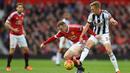 Kapten MU, Wayne Rooney berusaha melewati pemain WBA, Darren Fletcher pada laga Liga Premier Inggris di Stadion Old Trafford, Inggris, Sabtu (7/11/2015). (EPA/Peter Powell)