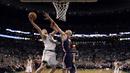 Aksi pemain Boston Celtics, Kelly Olynyk (kiri) saat memasukan bola melewati pemain Wizards, Marcin Gortat pada gim ketujuh semifinal NBA Wilayah Timur di TD Garden, Boston, (15/5/2017). Boston Celtics menang 115-105. (AP/Charles Krupa)