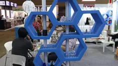 Pengunjung mengunjungi pameran niaga bahan baku industri farmasi Convention on Pharmaceutical Ingredients South East Asia (CPhI SEA) 2018 di JIExpo Jakarta, Kamis (29/3). (Liputan6.com/Angga Yuniar)