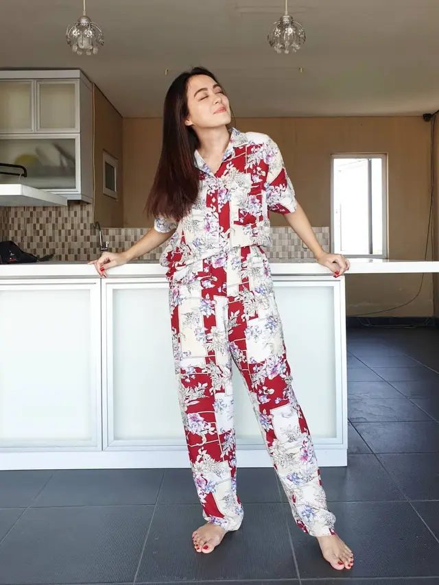 Potret Tiffany Orie Kenakan Baju Daster. (Sumber: Instagram/tiff.justin)