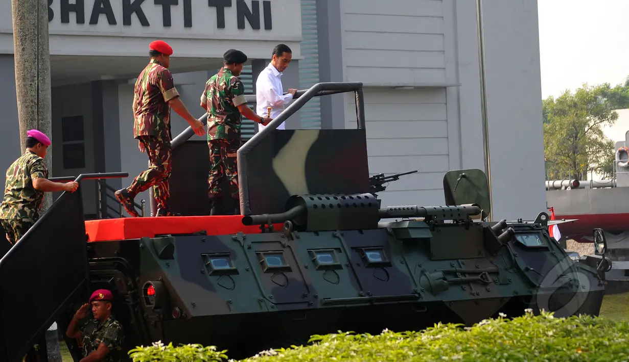 Presiden Joko Widodo saat menaiki Panser Anoa untuk menghadiri upacara pengangkatan dirinya sebagai warga kehormatan pasukan khusus TNI, Kamis (16/4/2015). (Liputan6.com/Yoppy Renato)