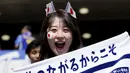 Suporter wanita Jepang saat menghadiri pertandingan melawan Kosta Rika pada laga Piala Dunia di Stadion Al Rayyan, Qatar, Minggu (27/11/2022). (AP/Eugene Hoshiko)