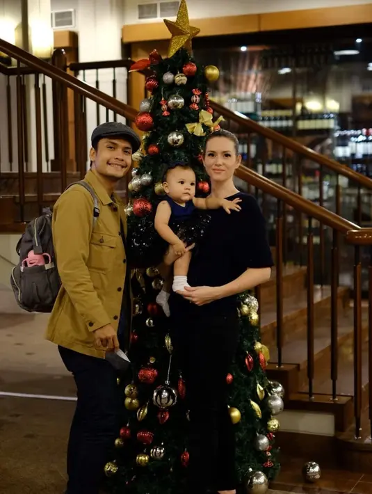<p>Potret kebahagiaan keluarga Randy Pangalila dan Chelsey Frank [Instagram/Randpunk]</p>