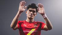 Striker Timnas Indonesia, Ramadhan Sananta mengucapkan selamat tinggal kepada fans DPMM FC di Stadion Hasanal Bolkiah, Bandar Seri Begawan, Rabu (14/5/2026). (Dok. DPMM)