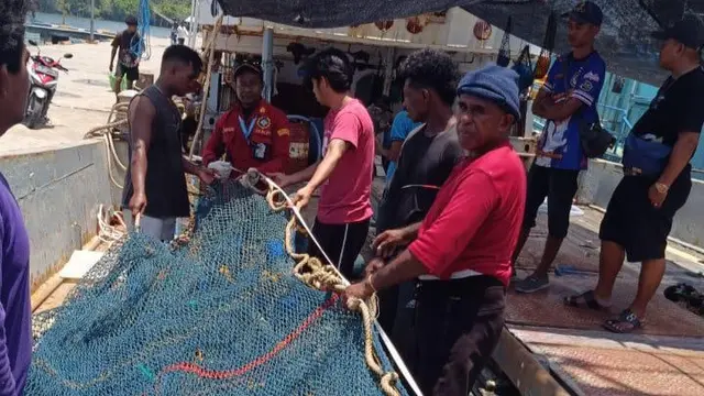 Kementerian Kelautan dan Perikanan (KKP) angkat bicara mengenai penolahan sejumlah nelayan terhadap kapal yang diduga jenis trawal. (Foto: KKP)