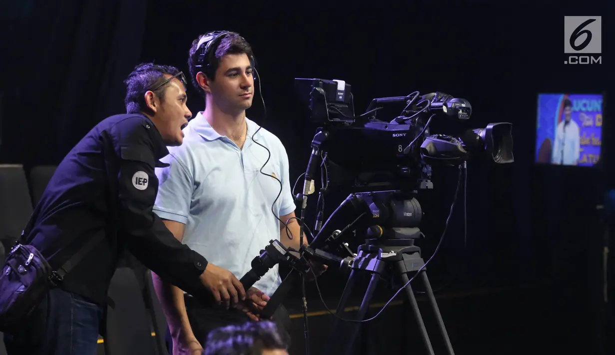 Mahasiswa Universitas Virginia belajar menggunakan kamera di Studio Indosiar, Daan Mogot, Jakarta, Kamis (31/5). Tujuan kunjungan tersebut adalah mengenal cara kerja dan alat-alat yang ada di stasiun televisi tersebut. (Liputan6.com/Arya Manggala)