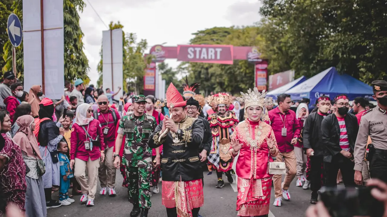 Bupati Jember Hendy Siswanto ikut ramaikan karnaval budaya (Istimewa)