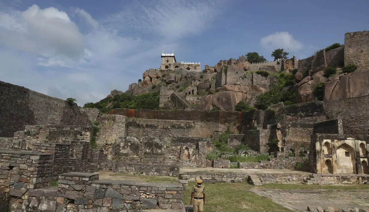 Seorang polisi India berjalan untuk berpartisipasi dalam latihan untuk perayaan Hari Kemerdekaan di benteng Golconda kuno di Hyderabad, India, Rabu (11/8/2021). India memperingati Kemerdekaannya pada tahun 1947 dari pemerintahan kolonial Inggris, pada 15 Agustus. (AP Photo/ Mahesh Kumar A.)
