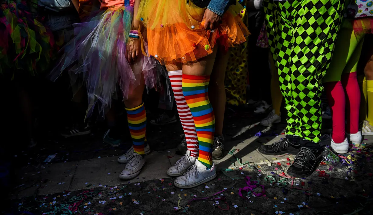 Orang-orang yang bersuka ria ikut serta dalam parade badut tahunan di Sesimbra, Portugal pada Senin (4/3/2019). Perayaan ini dilakukan setiap tahun dan jatuh pada hari Senin. (PATRICIA DE MELO MOREIRA / AFP)