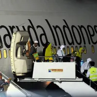 Ratusan jamaah Haji Indonesia embarkasi DKI Jakarta keluar dari pesawat saat tiba di Bandara Halim Perdanakusuma Jakarta, Selasa (29/9/2015). Sebanyak 440 jamaah dengan tiba sekitar pukul 18.30 WIB. (Liputan6.com/Helmi Fithriansyah)