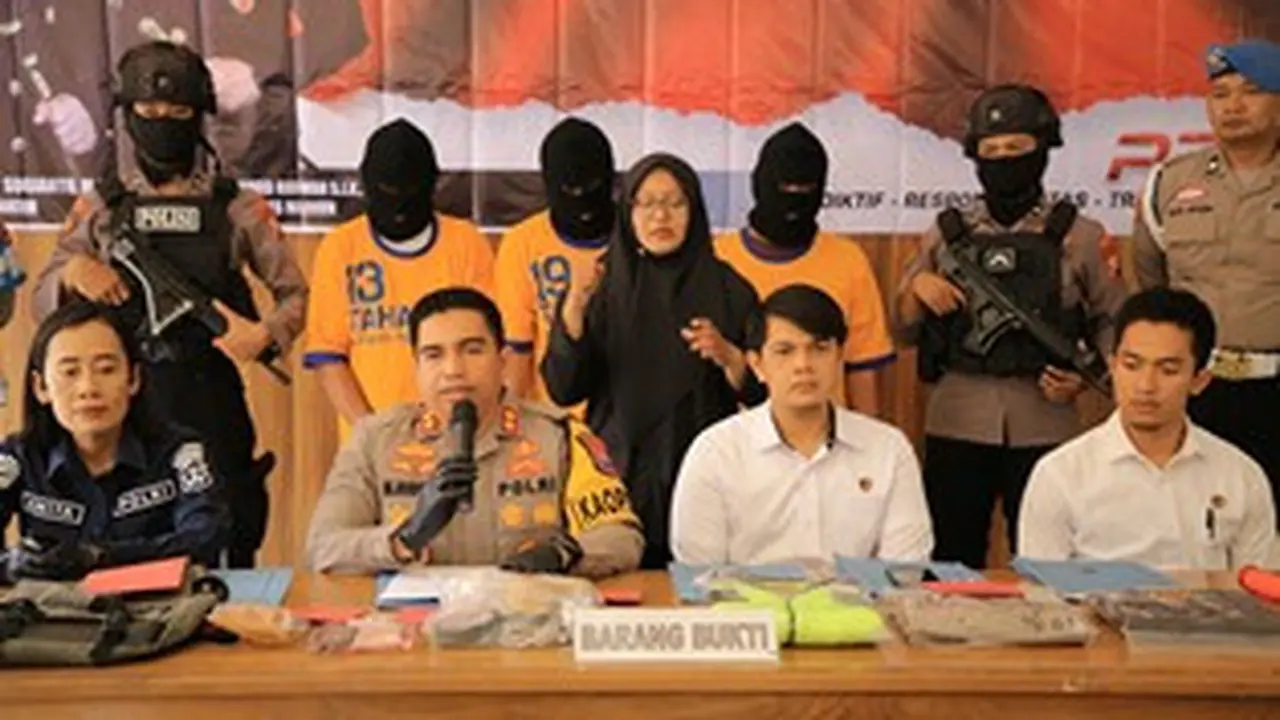 Tiga tersangka perampokan truk rokok diamankan di Polres Madiun. (Istimewa)