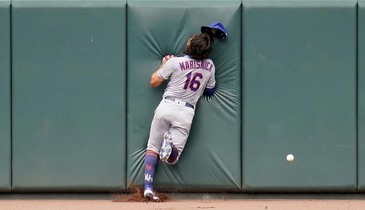 Pemain New York Mets Jake Marisnick menabrak tembok lapangan saat mengejar triple oleh Pedro Severino dari Baltimore Orioles selama pertandingan bisbol di Baltimore, Amerika Serikat, 2 September 2020. (AP Photo/Julio Cortez)