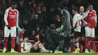 Gabriel Martinelli merespon dengan melempar bola ke badan Bradley bahkan berusaha memindahkannya keluar lapangan saat sang pemain masih terkapar kesakitan. Hal itu sontak memicu ketegangan antar pemain. (AP Photo/Ian Walton)