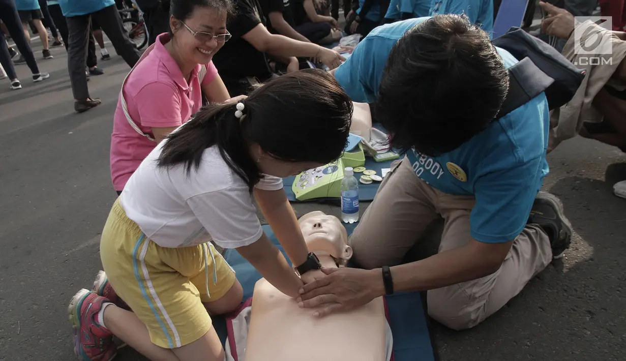 Anggota dari Perhimpunan Dokter Spesialis Anestesilogi dan Terapi Intensif mengajarkan kepada warga teknik Cardiopulmonary Resuscitation (CPR) saat sosialisasi siaga bencana di kawasan Bundaran HI, Jakarta, Minggu (15/4). (Merdeka.com/Iqbal S Nugroho)