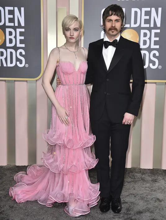Julia Garner didampingi suaminya Mark Foster tiba di Penghargaan Golden Globe tahunan ke-80 di Beverly Hilton Hotel di Beverly Hills, California (10/1/2023). (Photo by Jordan Strauss/Invision/AP)