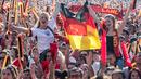 Suporter Jerman merayakan kemenangan atas Slovakia pada laga 16 besar Piala Eropa 2016 di Berlin, Jerman, Minggu (26/6/2016) malam WIB. (EPA/Paul Zinken)