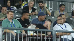 Di belakangnya juga tampak asisten pelatih Timnas Indonesia, Dzikry Lazuardi, yang sebelumnya menjabat sebagai kepala analis Persija Jakarta. (Bola.com/M Iqbal Ichsan)