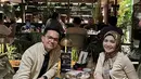 Twinning dengan outfit khakhi saat makan bareng. [Foto: Instagram @sahrulgunawanofficial]