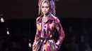 Model Gigi Hadid berjalan di catwalk menampilkan busana rancangan terbaru Marc Jacobs pada gelaran New York Fashion Week di New York, Kamis (15/9). Gigi mengubah penampilannya dengan wig mirip rambut gimbal berwarna-warni. (Angela WEISS/AFP)