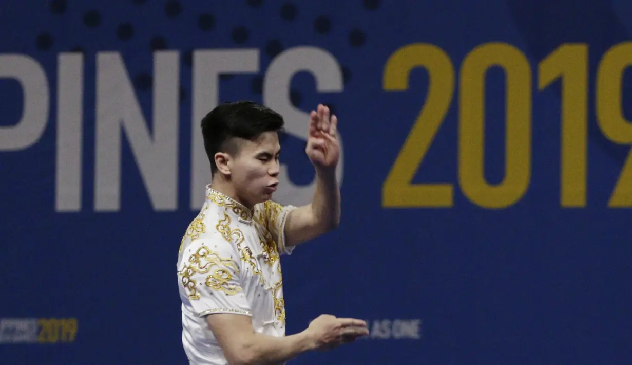 Atlet wushu Indonesia, Edgar Xavier, beraksi pada SEA Games 2019 cabang wushu nomor Taoulu Chanquan di World Trade Center, Manila, Minggu (1/12). Mendapat nilai 9,59, dirinya gagal meraih medali. (Bola.com/M Iqbal Ichsan)
