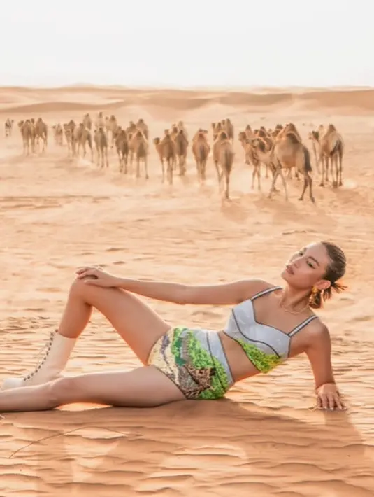 Hasilnya, Patricia Gouw pun tampil memesona sebagai cewek safari [@patriciagouw]