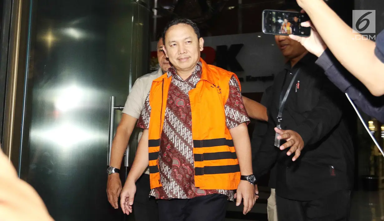 Ekspresi Bupati Halmahera Timur nonaktif Rudi Erawan usai diperiksa di Gedung KPK, Jakarta Selatan, Senin (19/2). Rudi merupakan tersangka ke-11 kasus dugaan korupsi proyek pengerjaan jalan di Maluku dan Maluku Utara. (Liputan6.com/Angga Yuniar)
